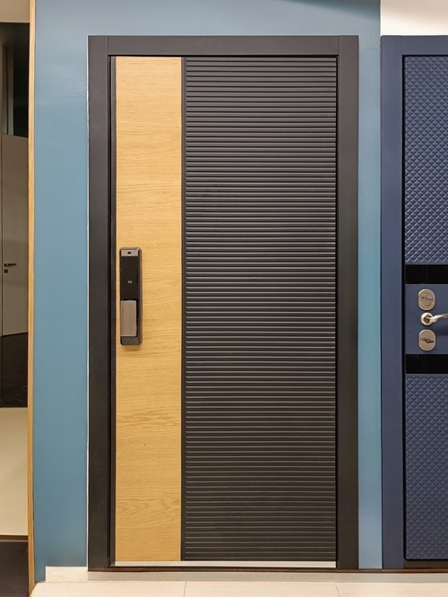 Дверь с отделкой МДФ и биометрическим замком