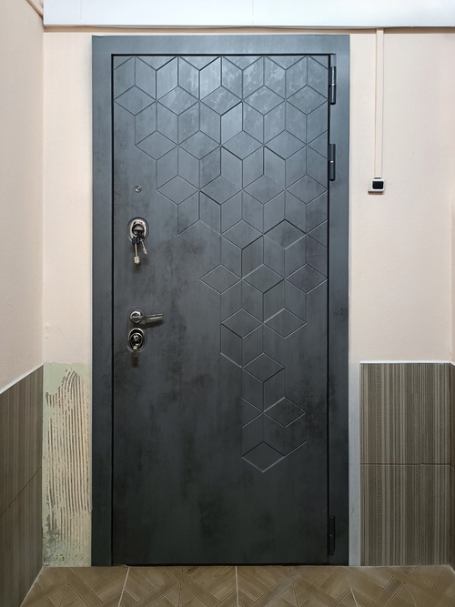 Стальная дверь в квартиру с геометрическим рисунком