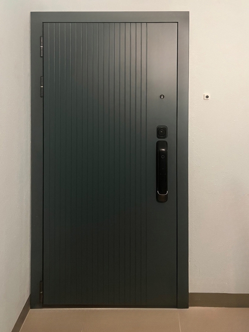 Металлическая дверь для квартиры с электронным замком