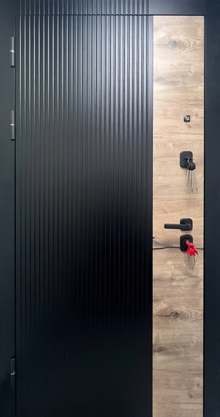 Стальная квартирная дверь с наборной панелью МДФ Стальная квартирная дверь с наборной панелью МДФ