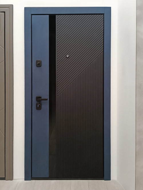 Квартирная дверь в современном стиле