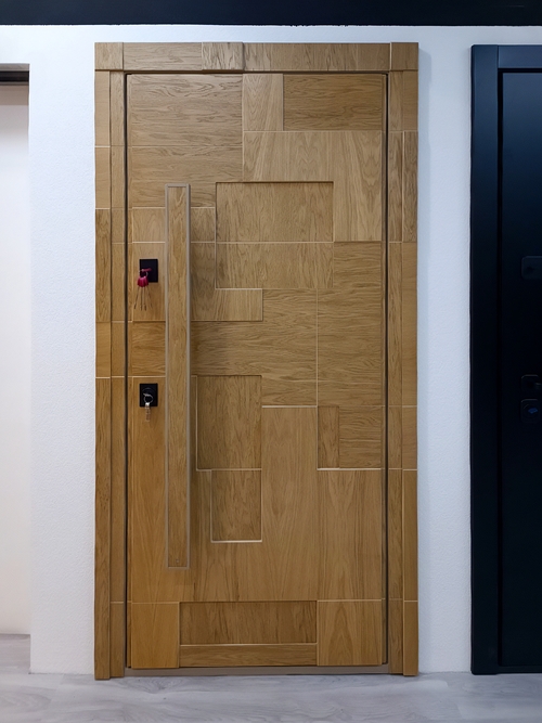 Парадная дверь с наборной панелью МДФ и бугельной ручкой в тон панели Парадная дверь с наборной панелью МДФ и бугельной ручкой в тон панели